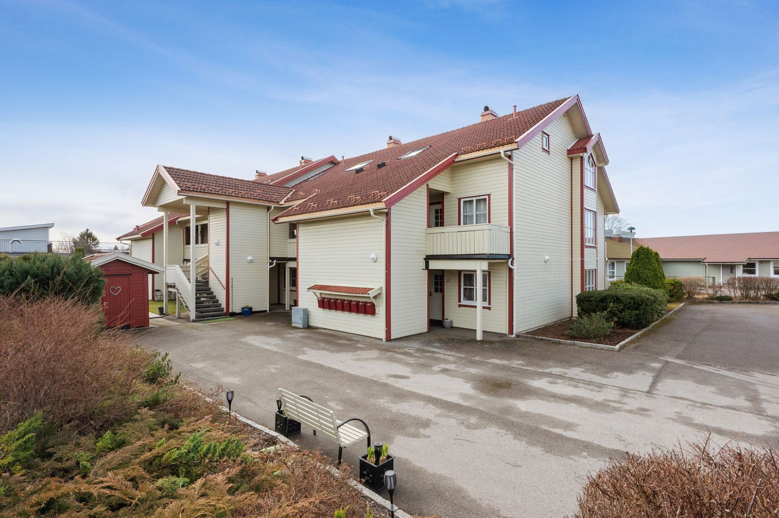 Bo barnevennlig til i et koselig nabolag innerst i blindvei på Varden Jeløya. Det medfølger garasjeplass. Galleribilde