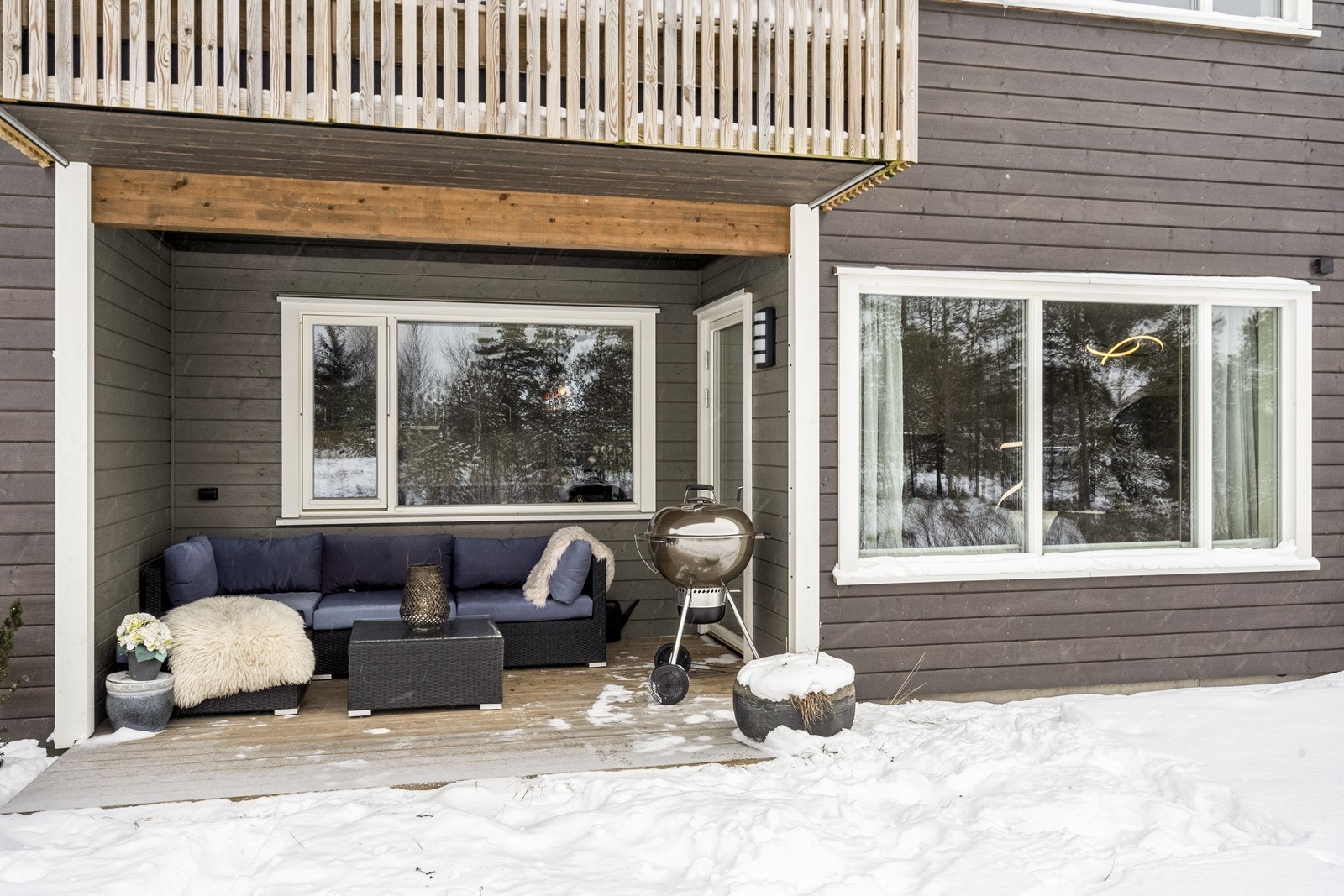 Fra stuen er det direkte utgang til en romslig og overbygd terrasse. Galleribilde