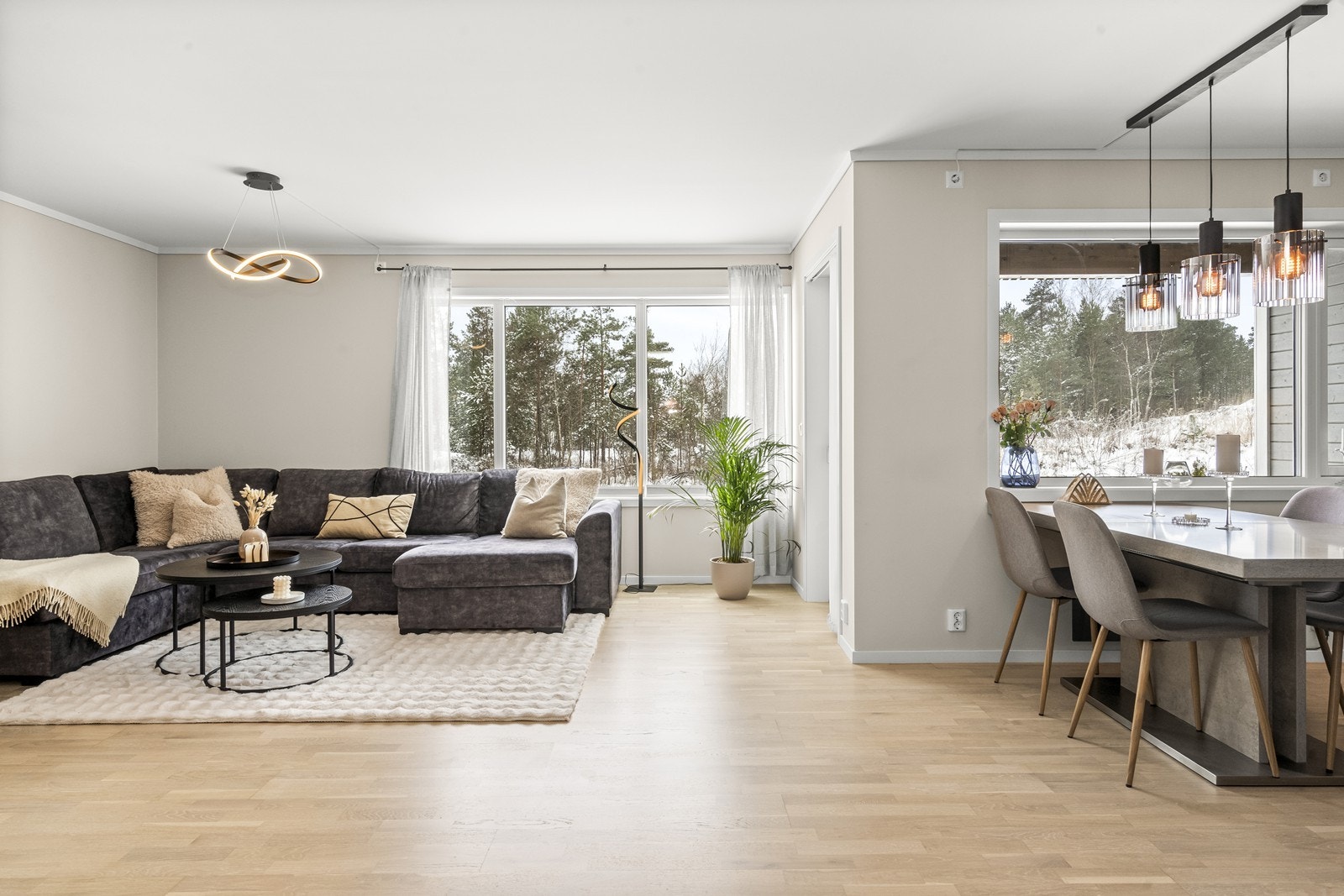 Den åpne løsningen mellom stue og kjøkken skaper en luftig og sosial atmosfære. Galleribilde