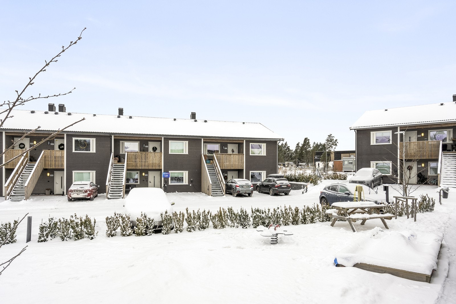 Fellesområdene er pent opparbeidet med blant annet en lekeplass for de minste. Galleribilde