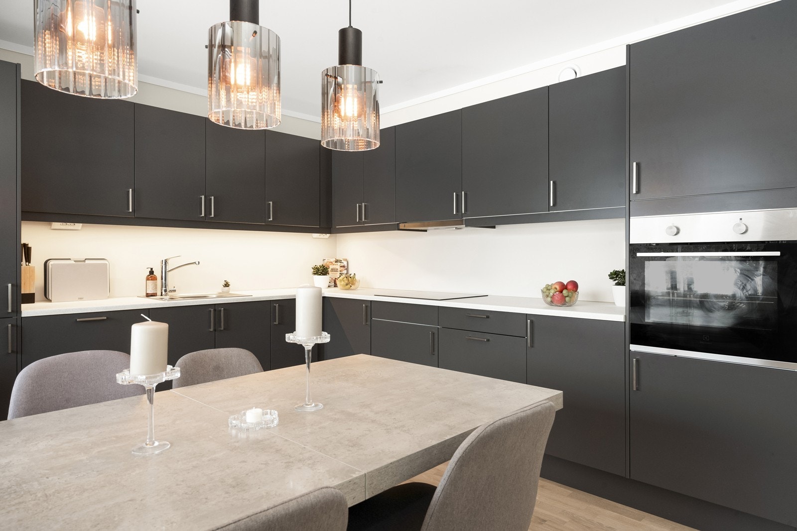 Her er det integrert stekeovn i praktisk arbeidshøyde og nedfelt platetopp. Galleribilde