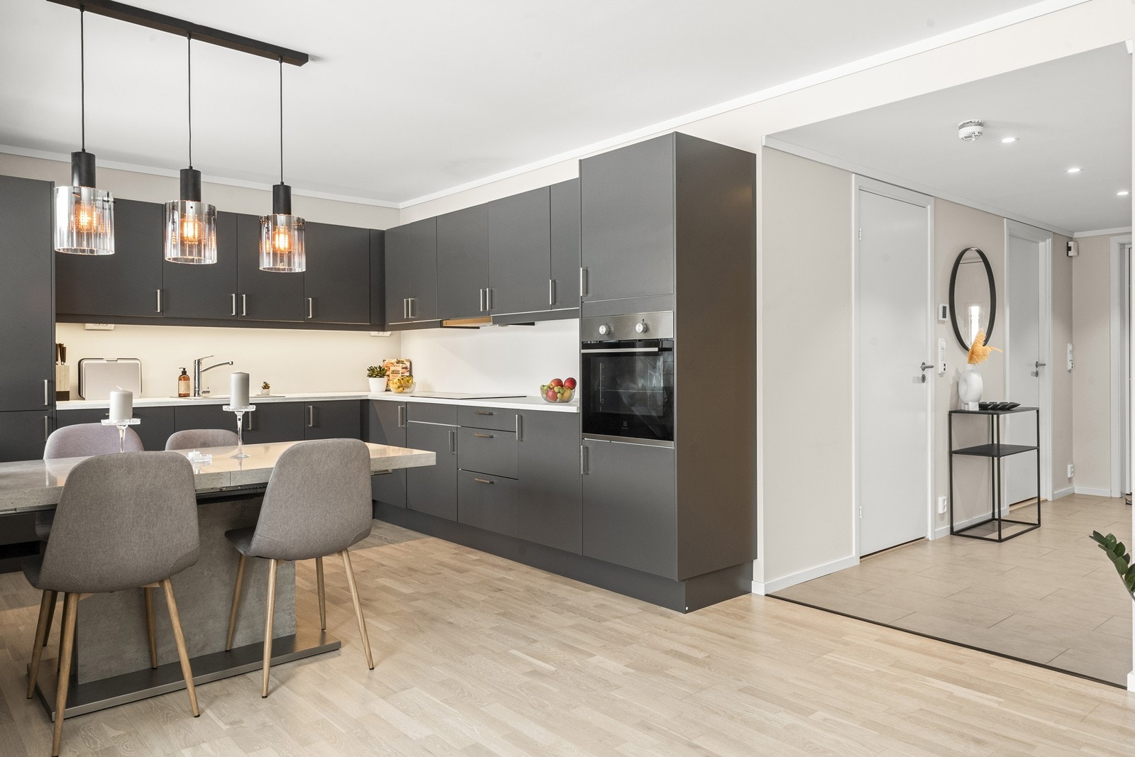 Kjøkkeninnredningen har mørke, slette fronter og rikelig med skap- og benkeplass. Galleribilde