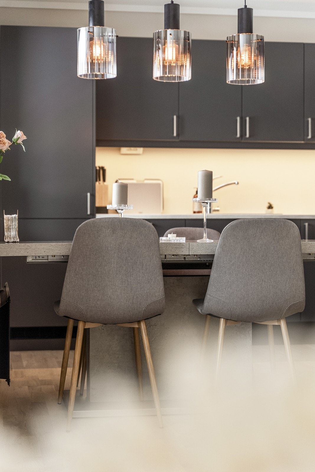 De stilrene pendellampene over spisebordet gir godt og stemningsfullt lys. Galleribilde