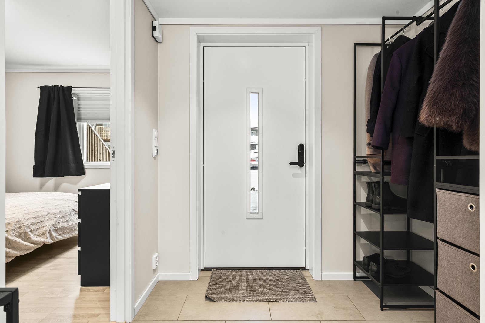 Fra entreen er det tilgang til boligens øvrige rom, med god plass til oppbevaring. Galleribilde