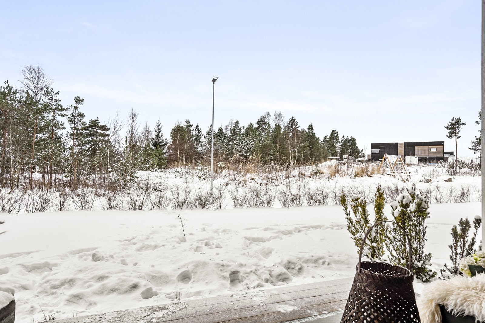 Boligen har umiddelbar nærhet til skog og mark med fine turmuligheter rett utenfor døren. Galleribilde