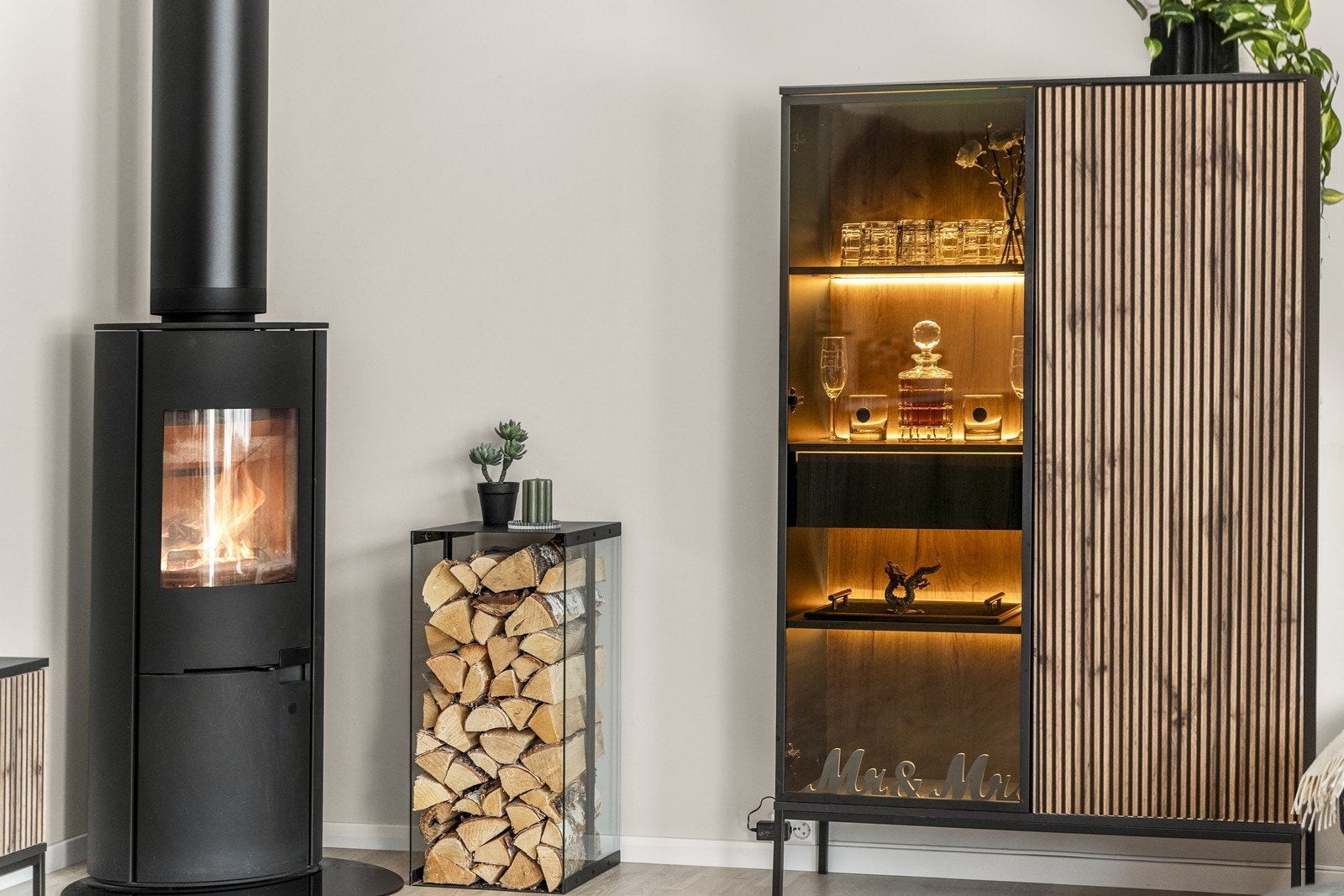 Vedovnen er et sentralt element i stuen, og en effektiv tilleggsvarmekilde. Galleribilde