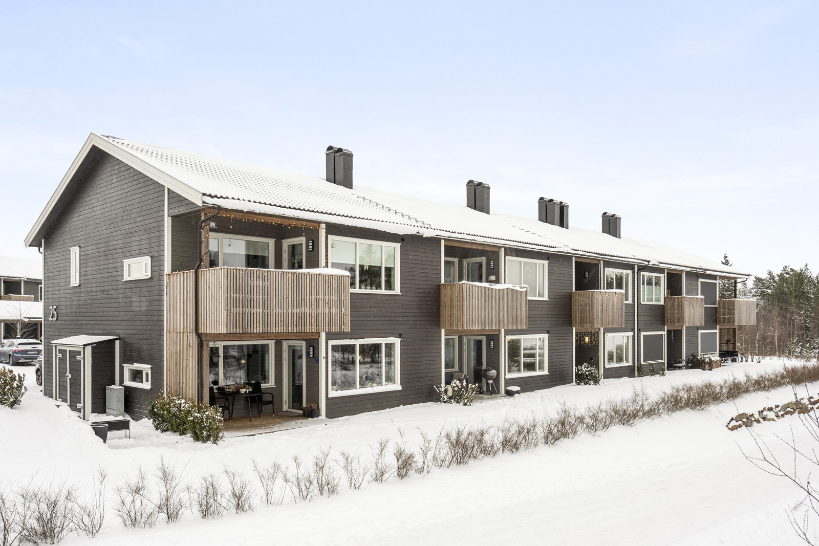 Bygget har en moderne arkitektur med mørk, vedlikeholdsvennlig trekledning. Galleribilde