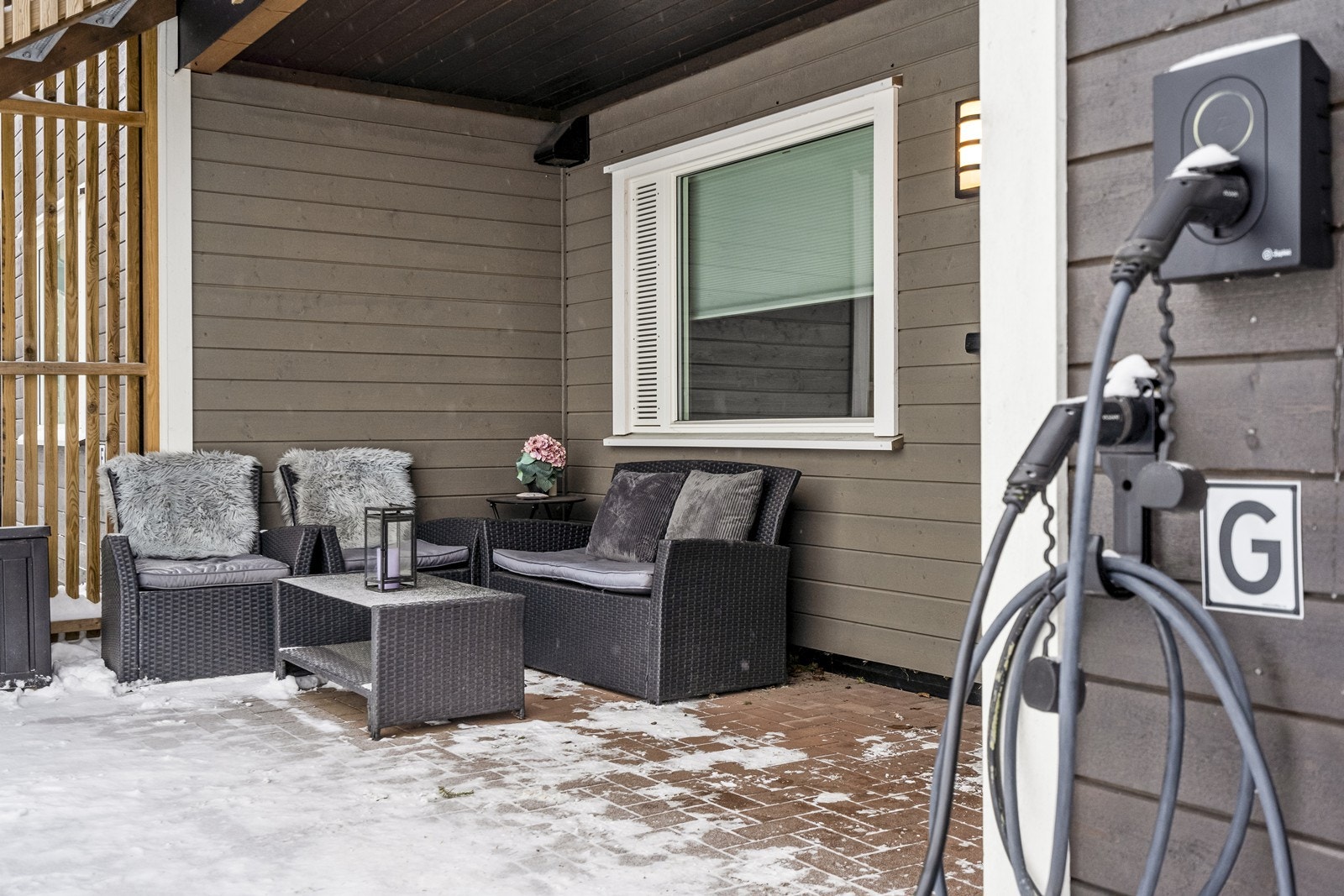 Ved inngangspartiet er det en markterrasse og installert elbillader. Galleribilde