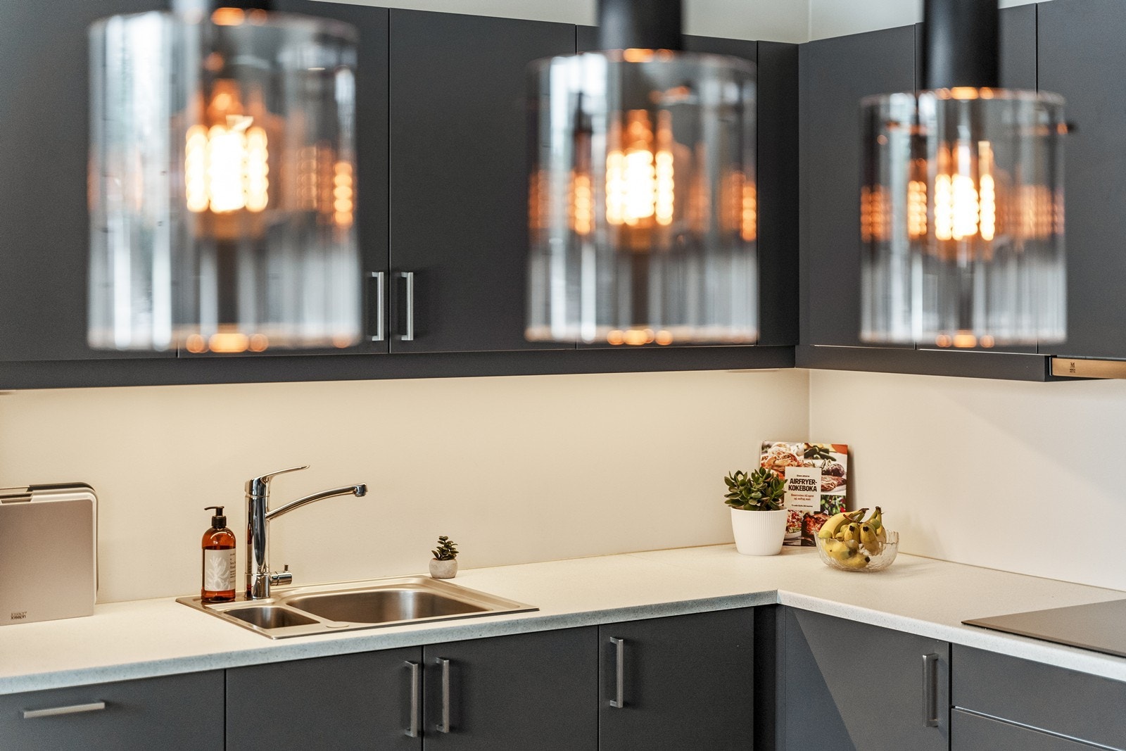 Kjøkkenet er utstyrt med underlimt vask og belysning under overskapene for en god arbeidsflate. Galleribilde