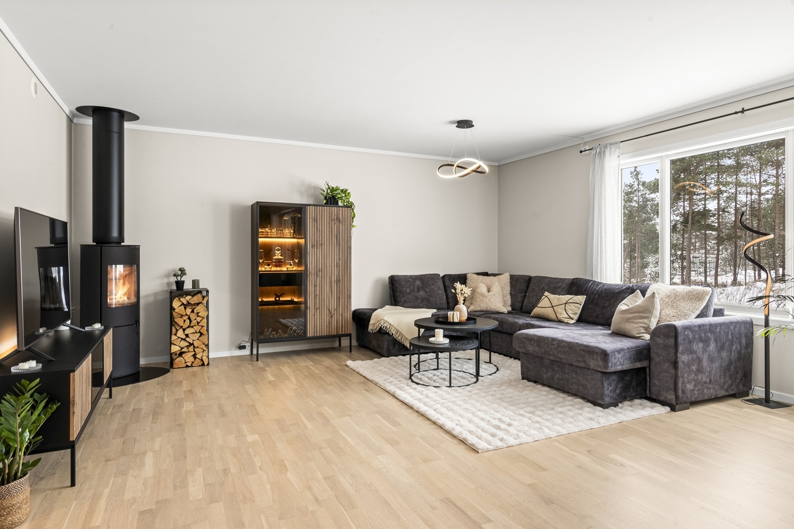 Pen 3-roms selveierleilighet oppført i 2022 med flott beliggenhet på det nye Folkestadfeltet i Våler. Galleribilde