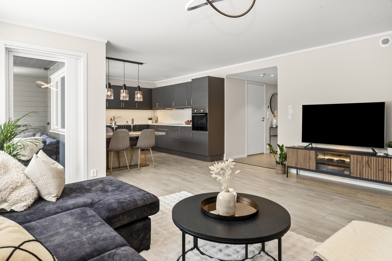 Store vindusflater gir rikelig med naturlig lys inn i oppholdsrommet. Galleribilde