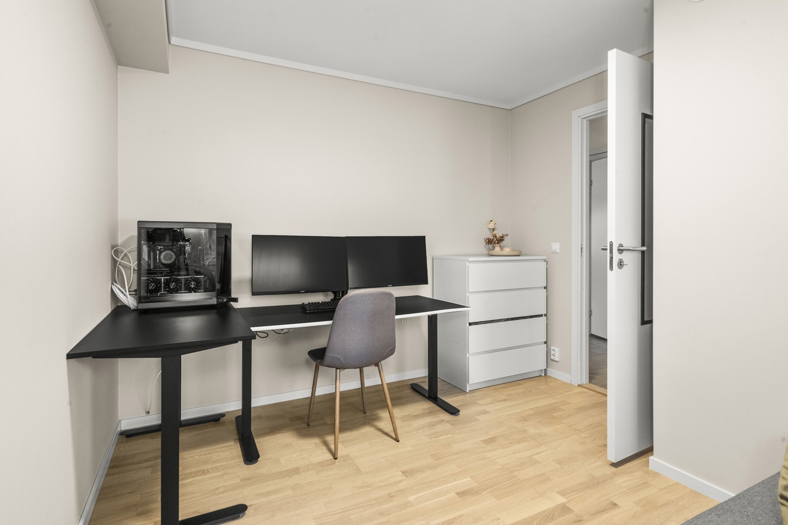 Rommet er fleksibelt og kan enkelt tilpasses ulike behov, her vist som hjemmekontor. Galleribilde