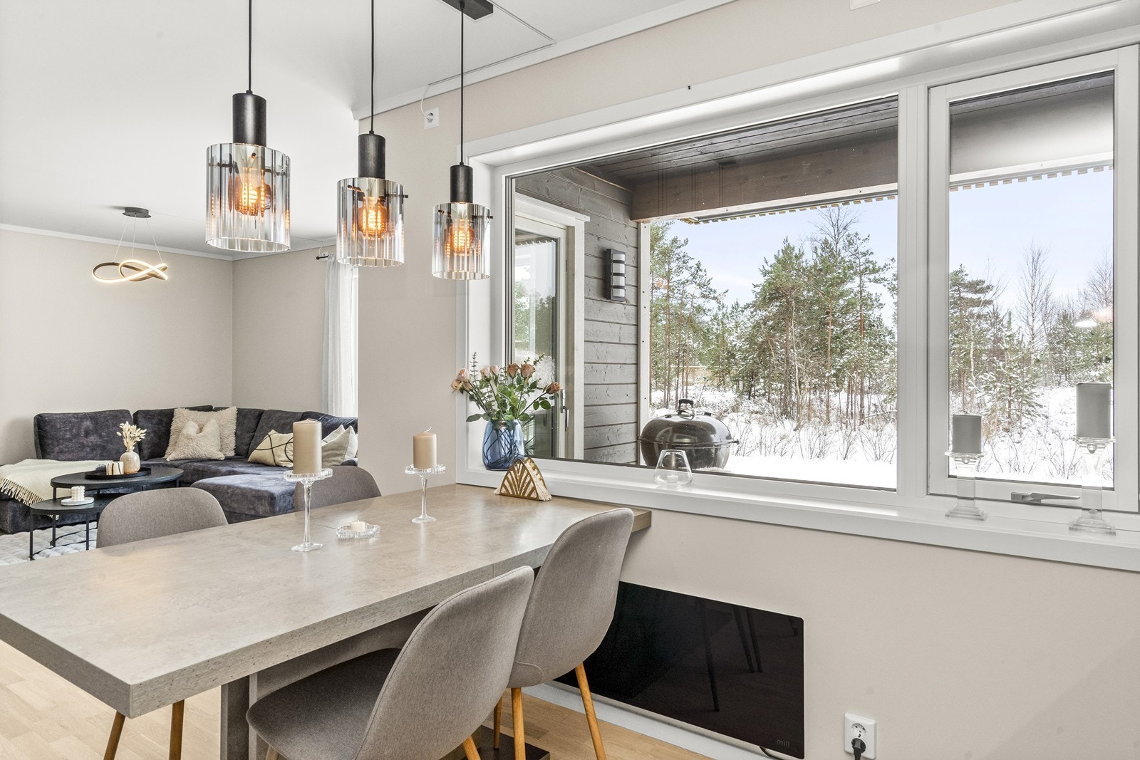 Spiseplassen binder stuen og kjøkkenet sammen, med utsyn mot terrassen og naturen utenfor. Galleribilde
