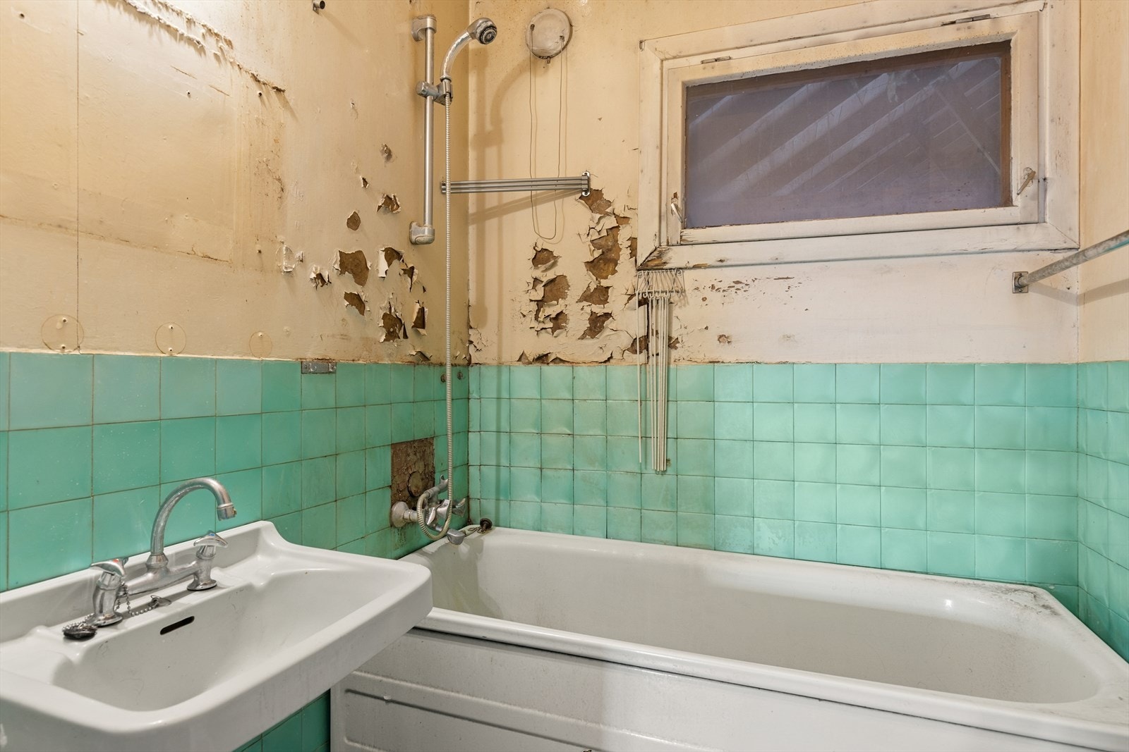 Badet i 1. etasje er innredet med servant, toalett og badekar. Galleribilde