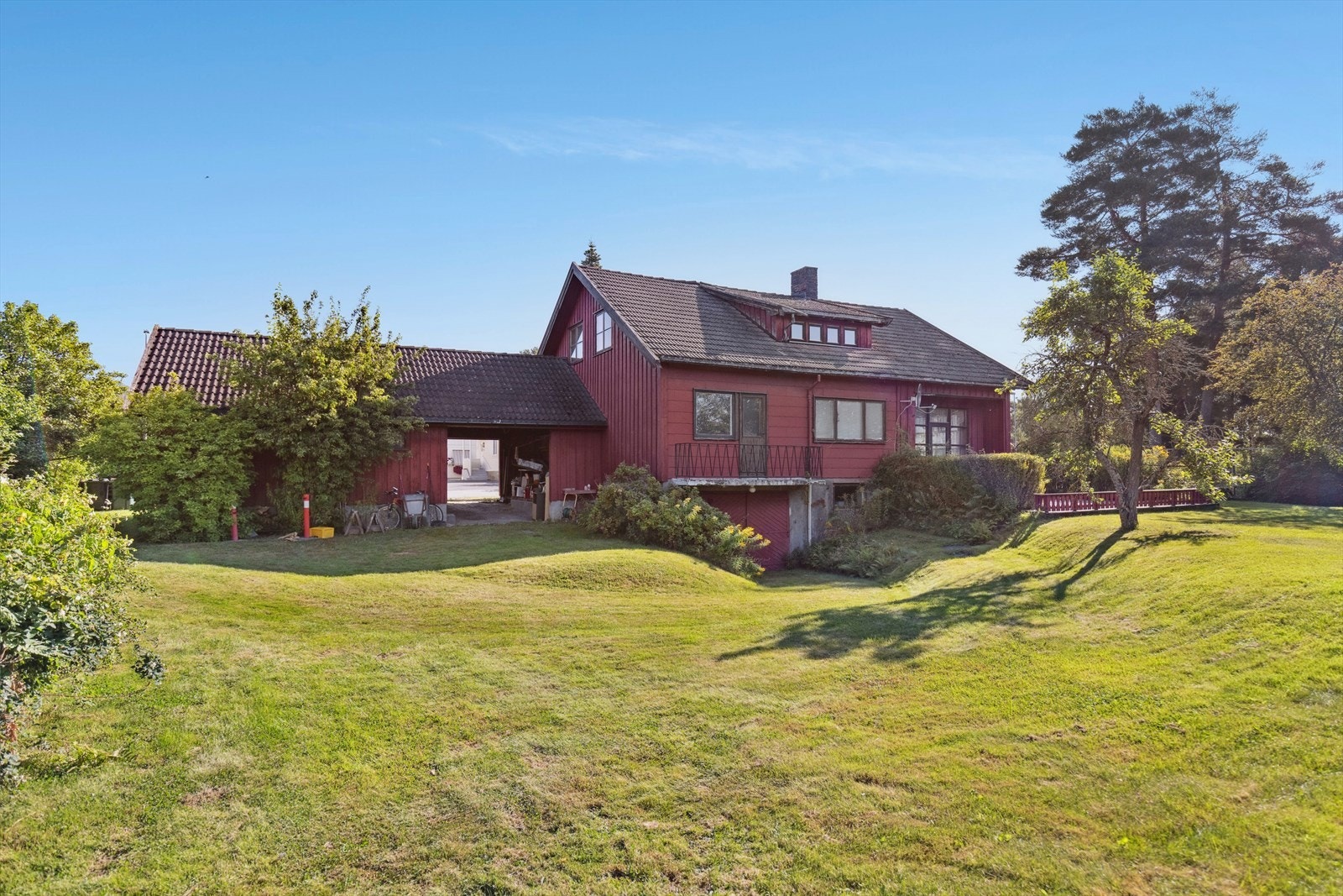 Solrik tomt, pent opparbeidet tomt med gressplen og diverse beplantning. Godt med boltreplass for både store og små. Galleribilde