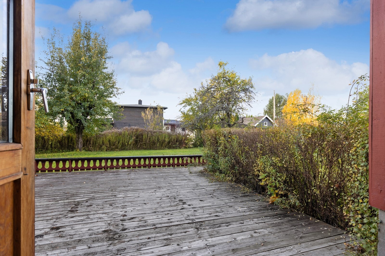 Terrasseplatting med plass til utemøbler. Galleribilde