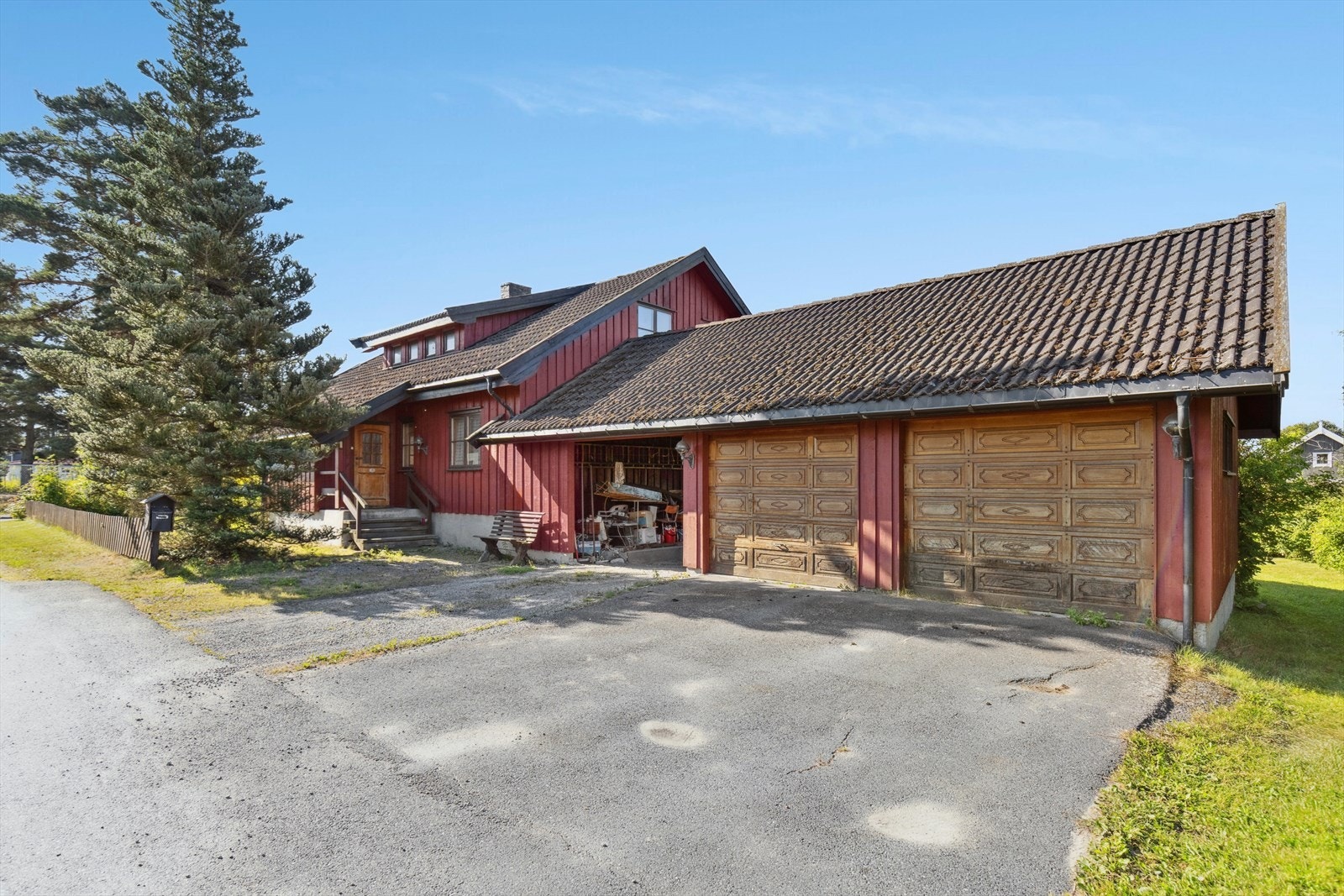 Bilen kan parkeres i garasje med to enkle porter eller i carport. Galleribilde