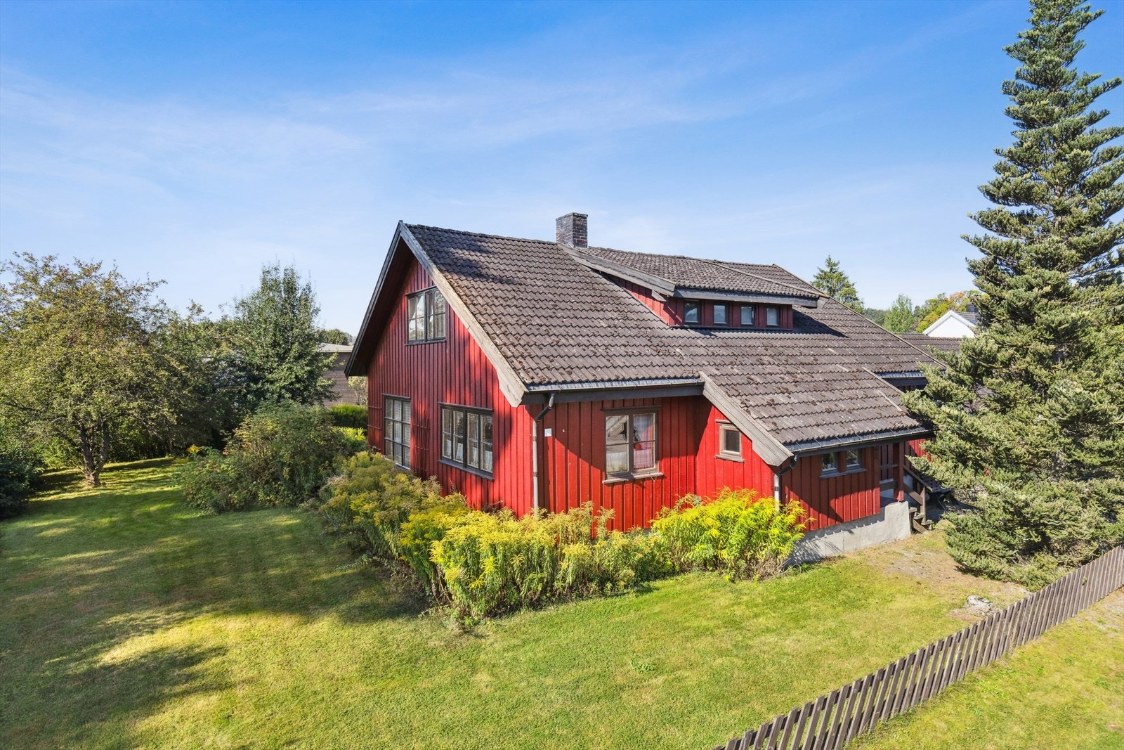 Barnevennlig område med gangavstand til blant annet barnehage, skole, offentlig kommunikasjon og matbutikk. Kort vei til Hokksund sentrum med de fleste servicetilbud. Galleribilde