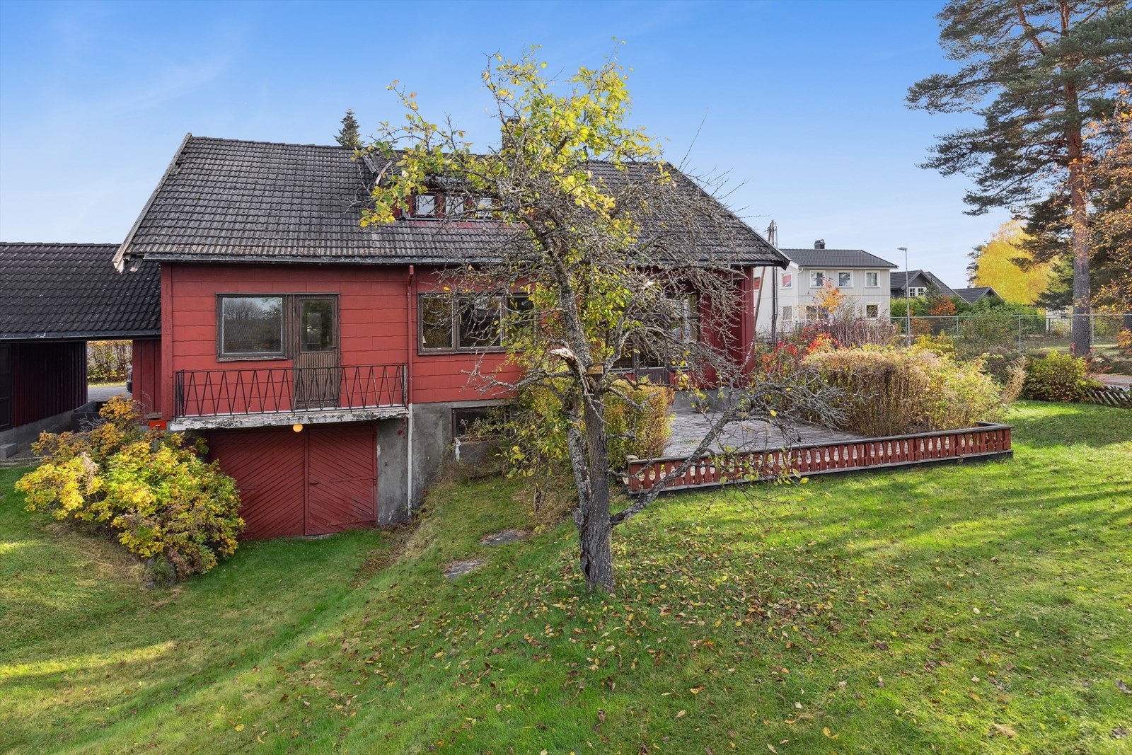 Enkel adkomst til kjelleren via garasjeport. Galleribilde