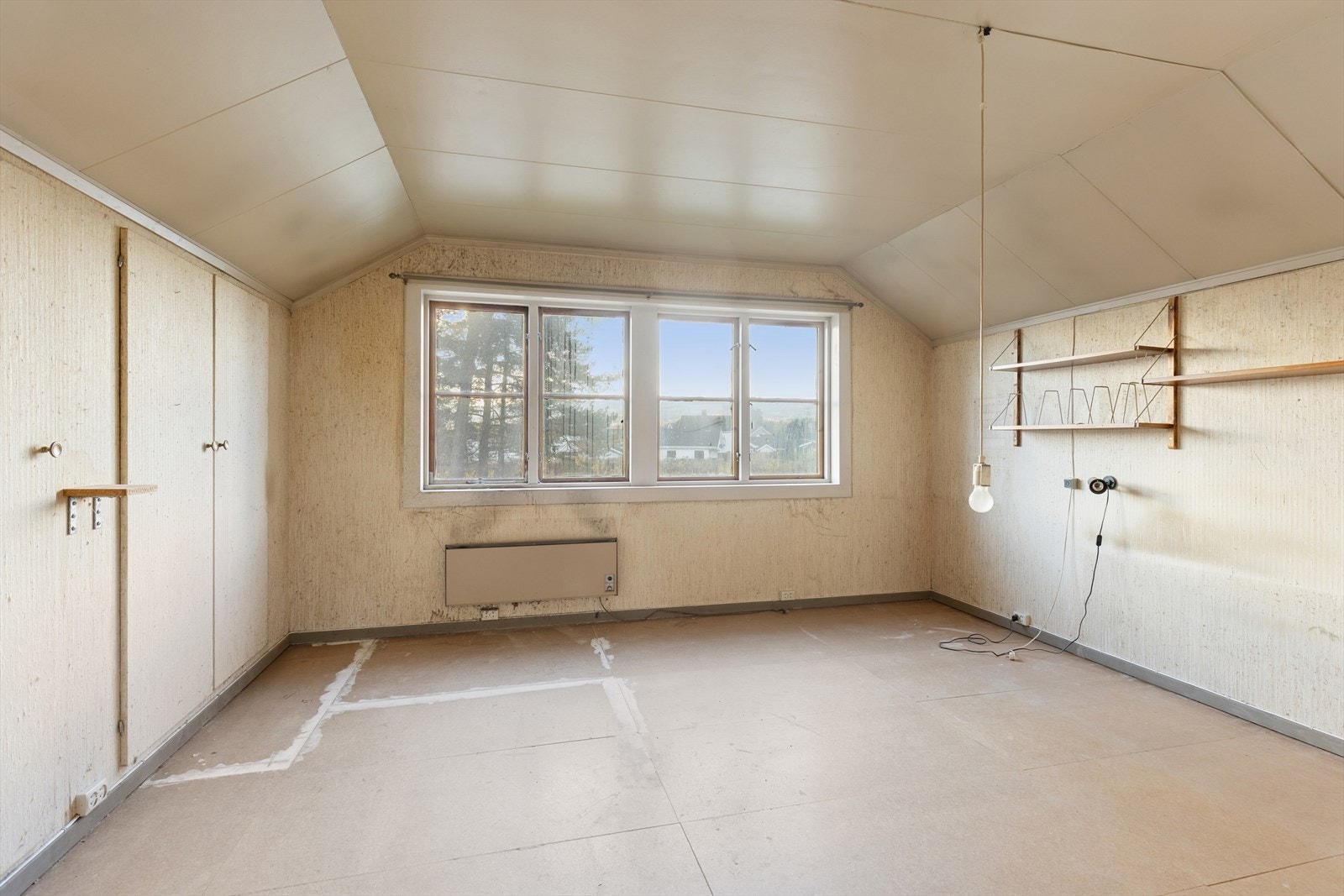 Det er 3 soverom i 2. etasje. Hovedsoverommet er av god størrelse og har plass til seng og garderobeskap. Galleribilde