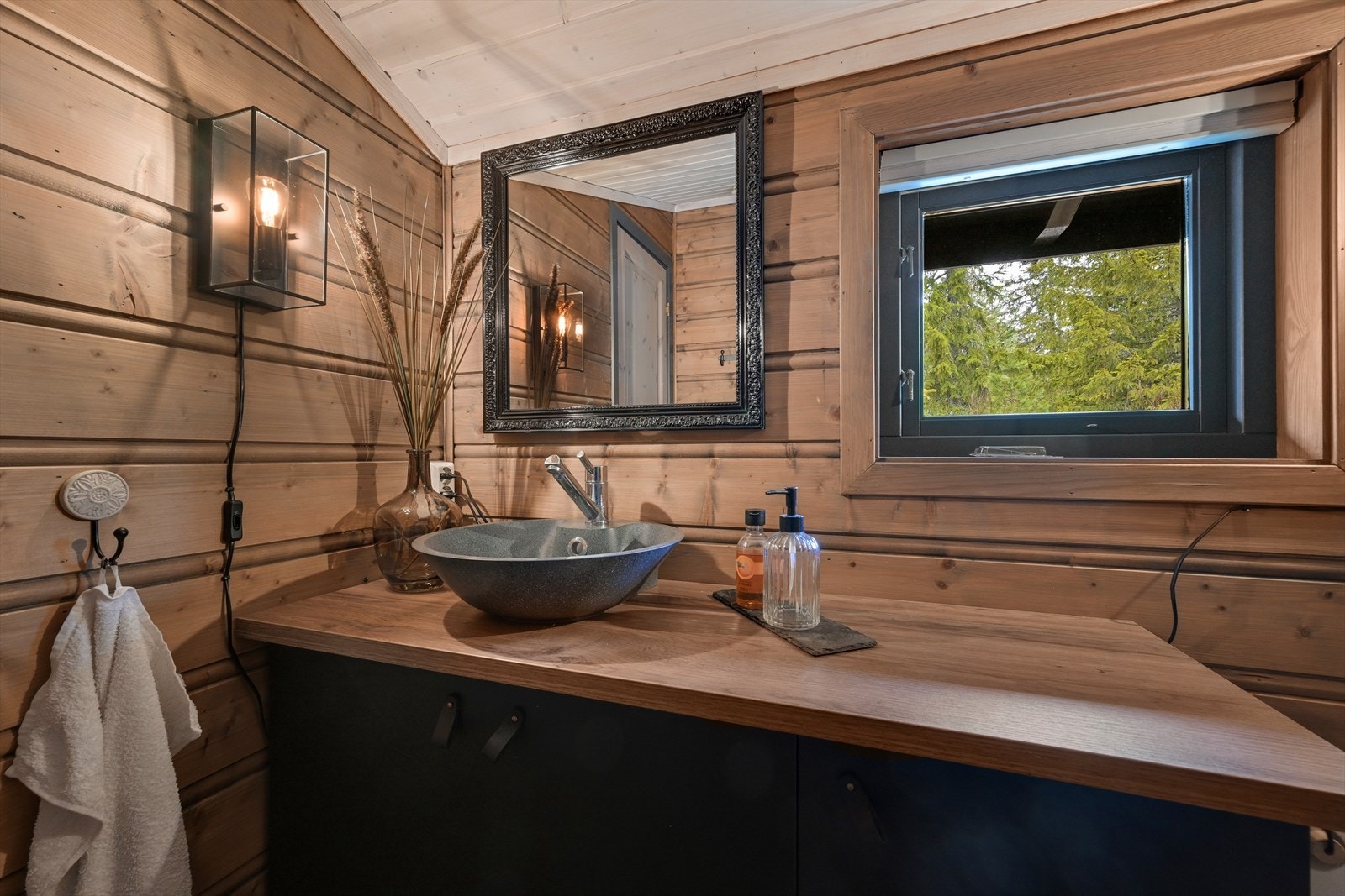 Toalettrommet er innredet med servant og dusjkabinett. Galleribilde