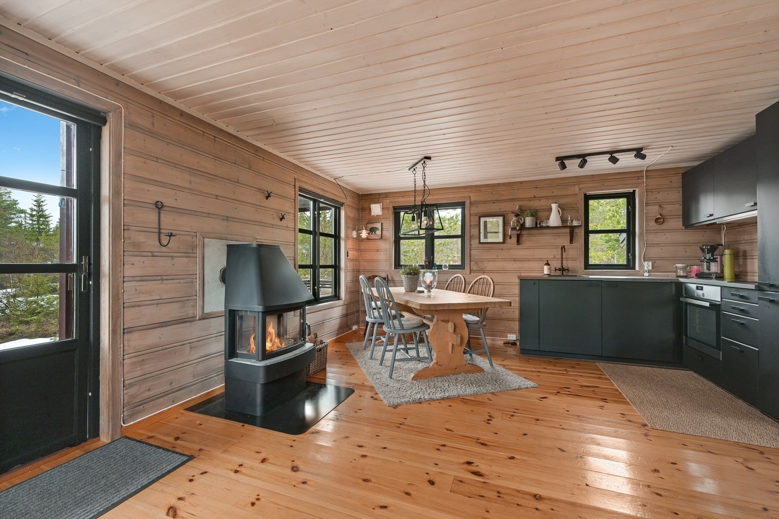 Tradisjonell hyttefølelse med panelte vegger og himlinger. Galleribilde