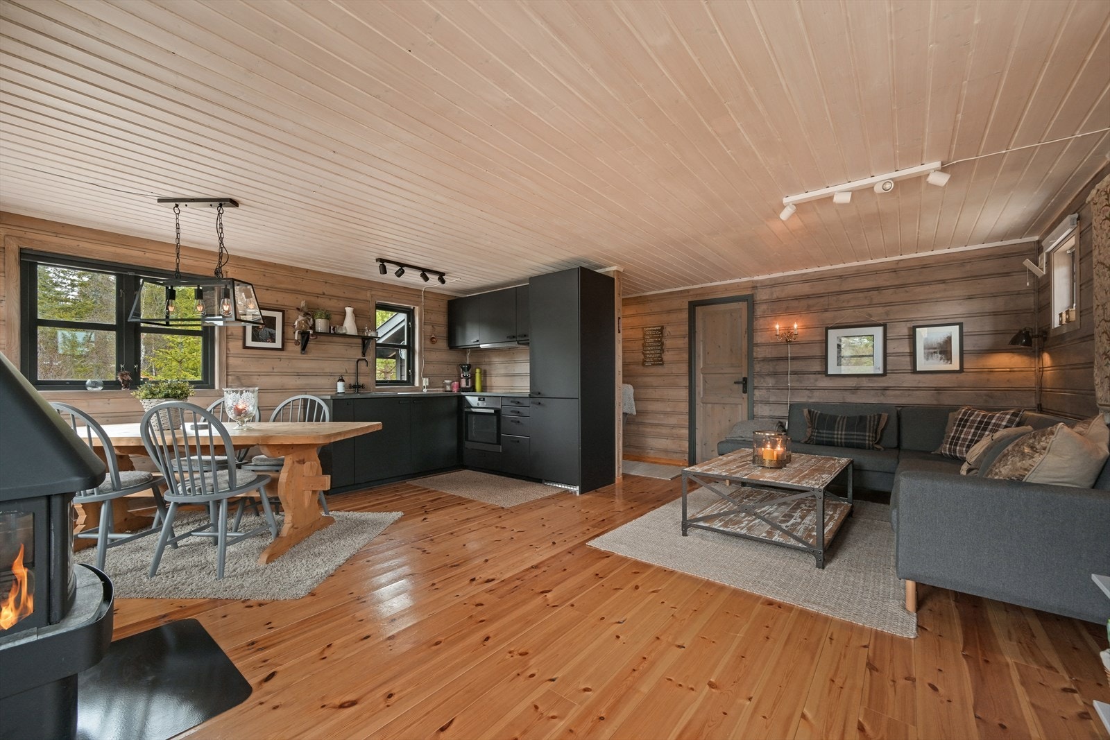 Lys og luftig stue med heltregulv. Galleribilde