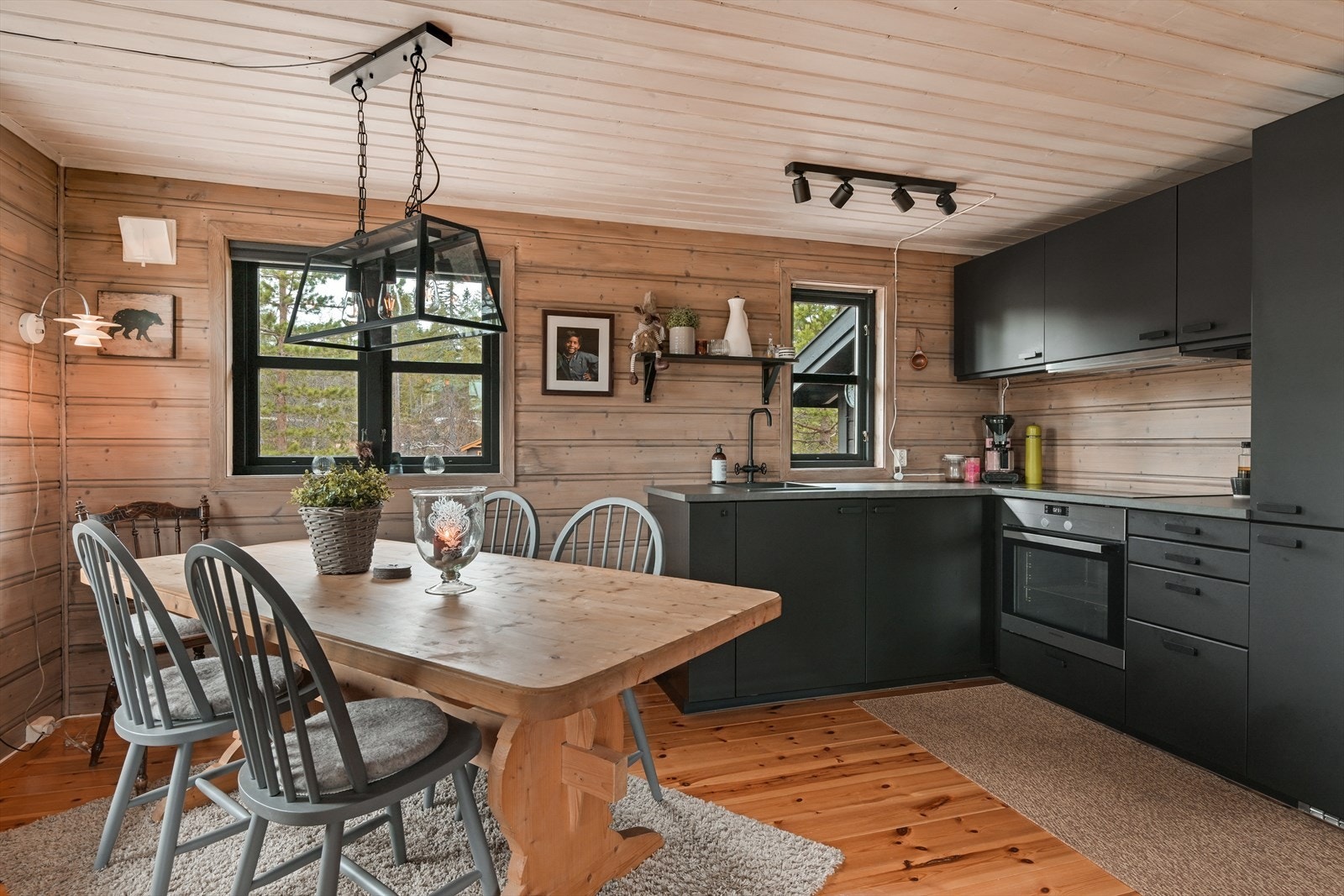 Moderne kjøkken med integrerte hvitevarer. Galleribilde