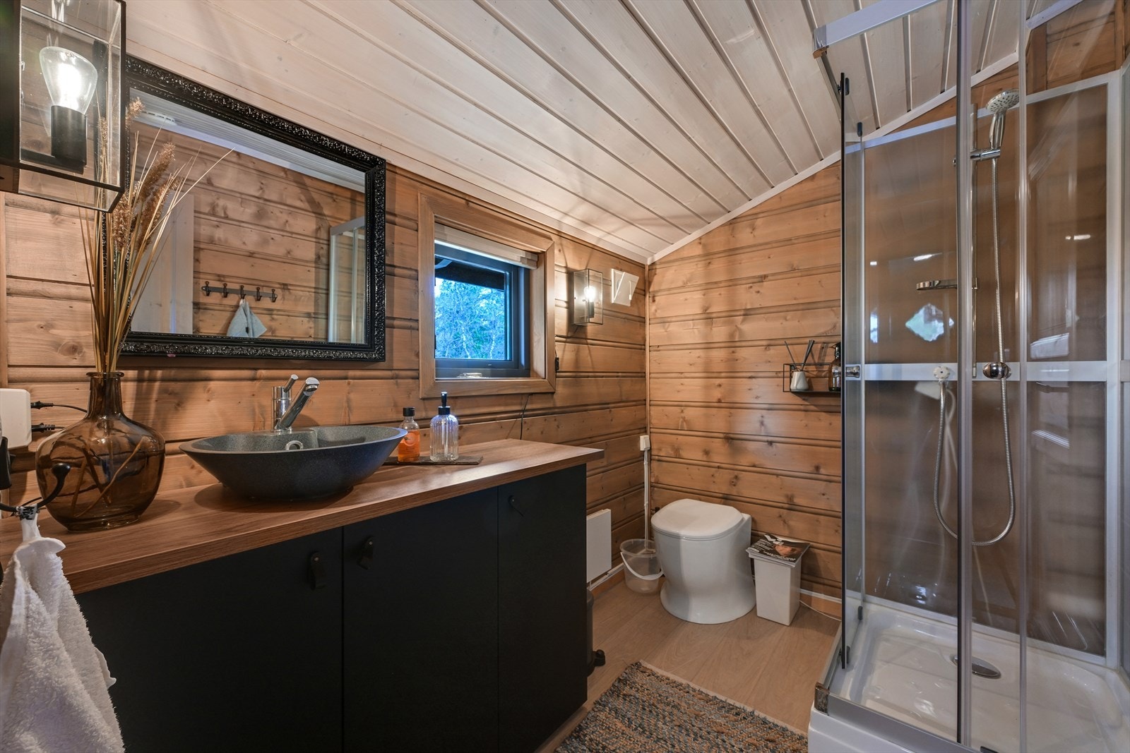 Hytta har et praktisk forbrenningstoalett. Galleribilde