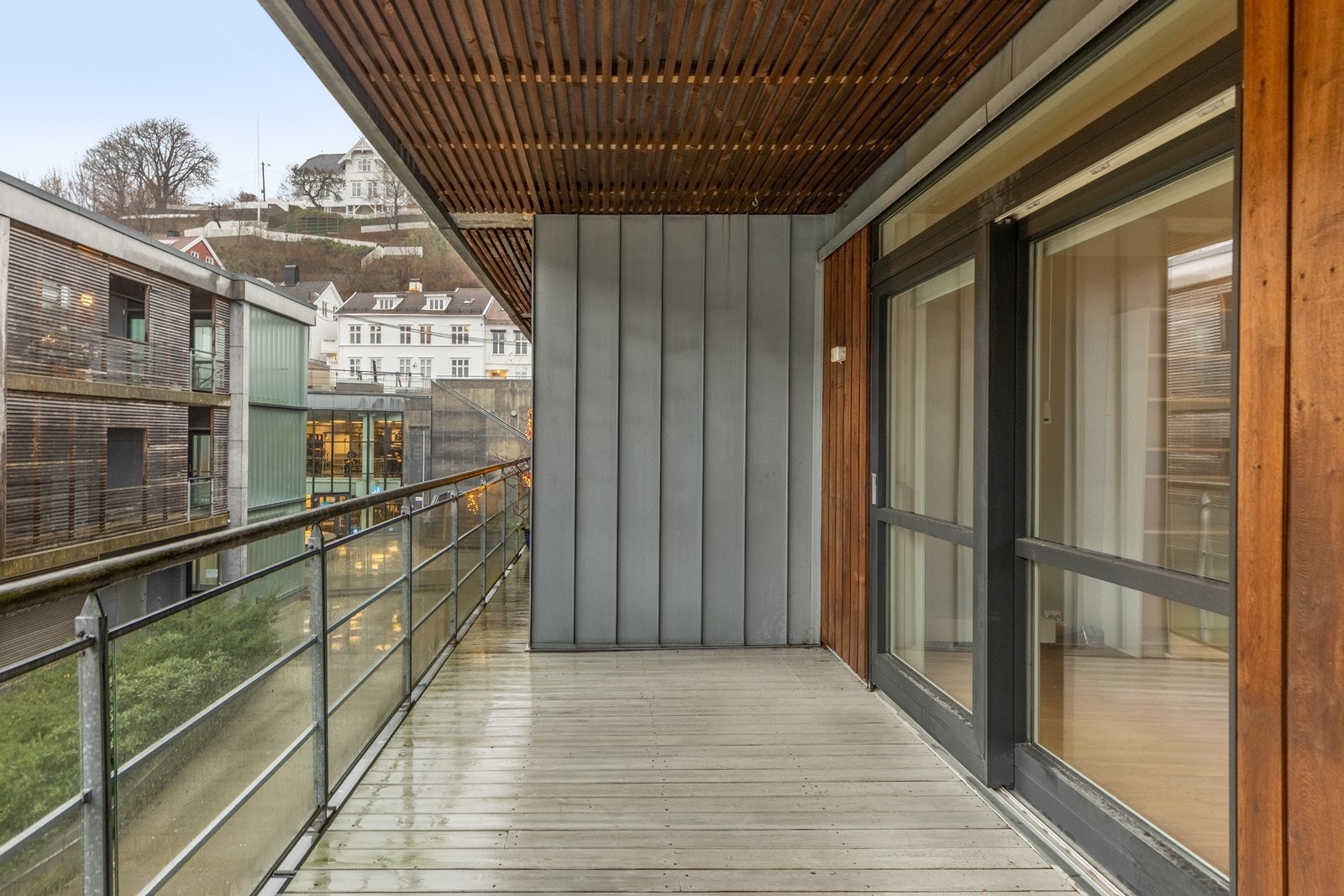 God plass for sittegruppe på verandaen Galleribilde