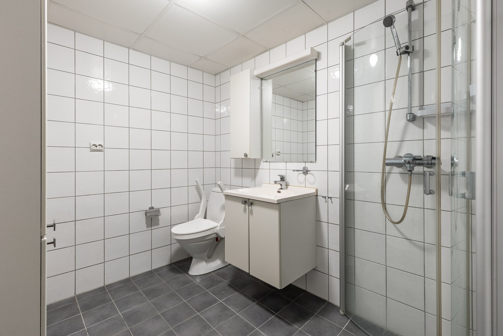 Fliselagt dusjbad med varmekabler Galleribilde