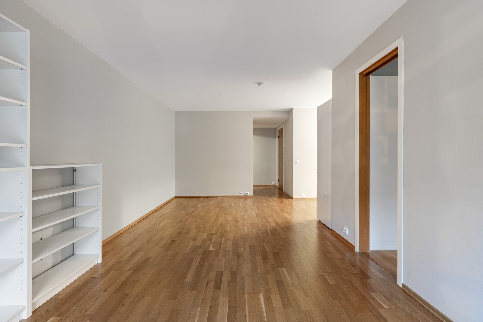 Stuen sett fra veranda siden med inngang til soverommet til høyre Galleribilde