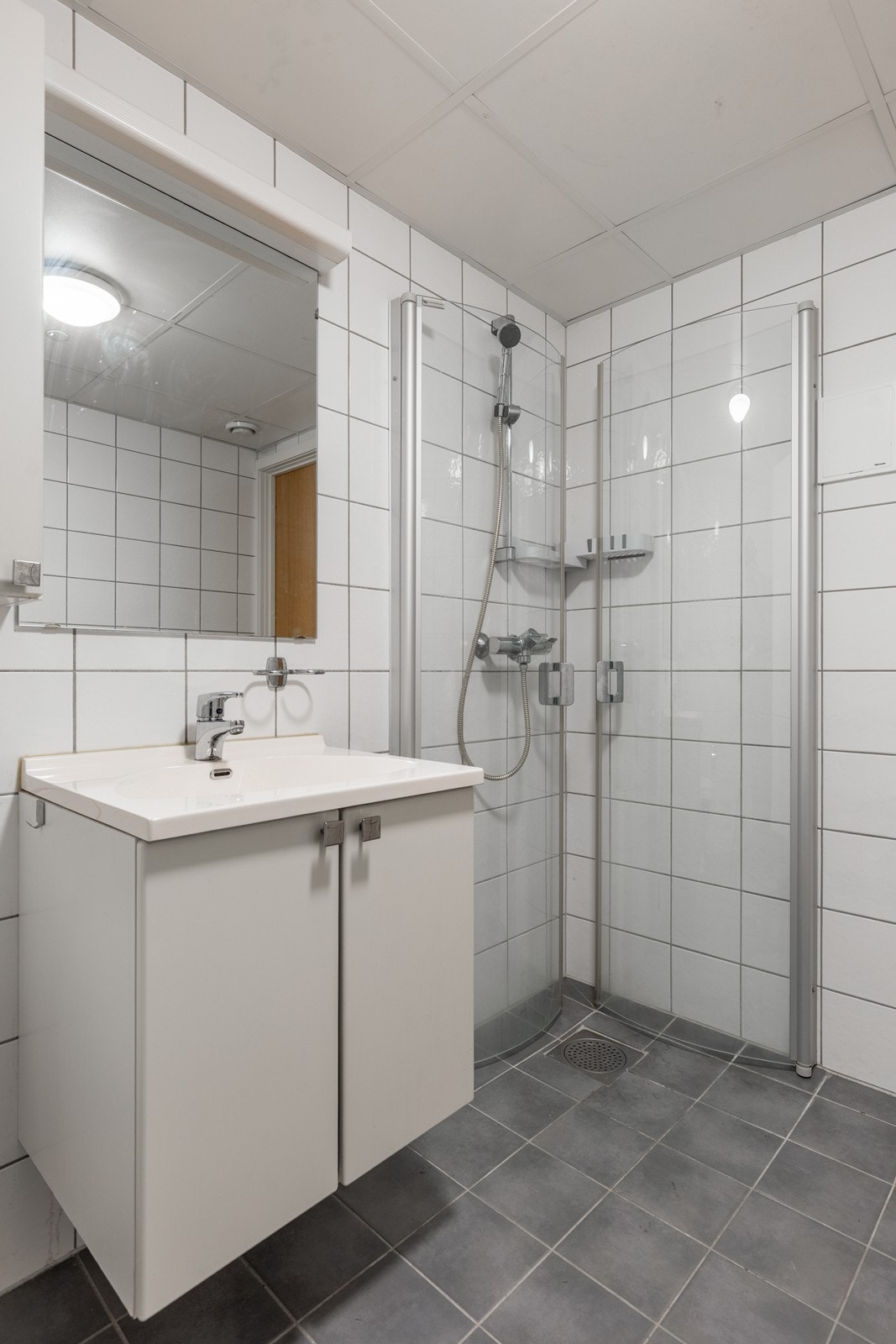 Hvit slett baderomsinnredning og nøytralt fargevalg Galleribilde