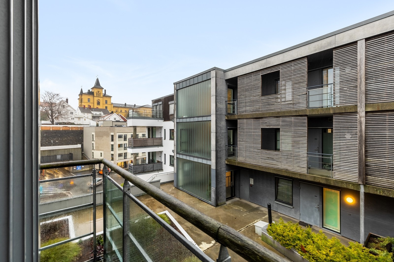 Utsynet fra verandaen - åpent og luftig mellom byggene Galleribilde