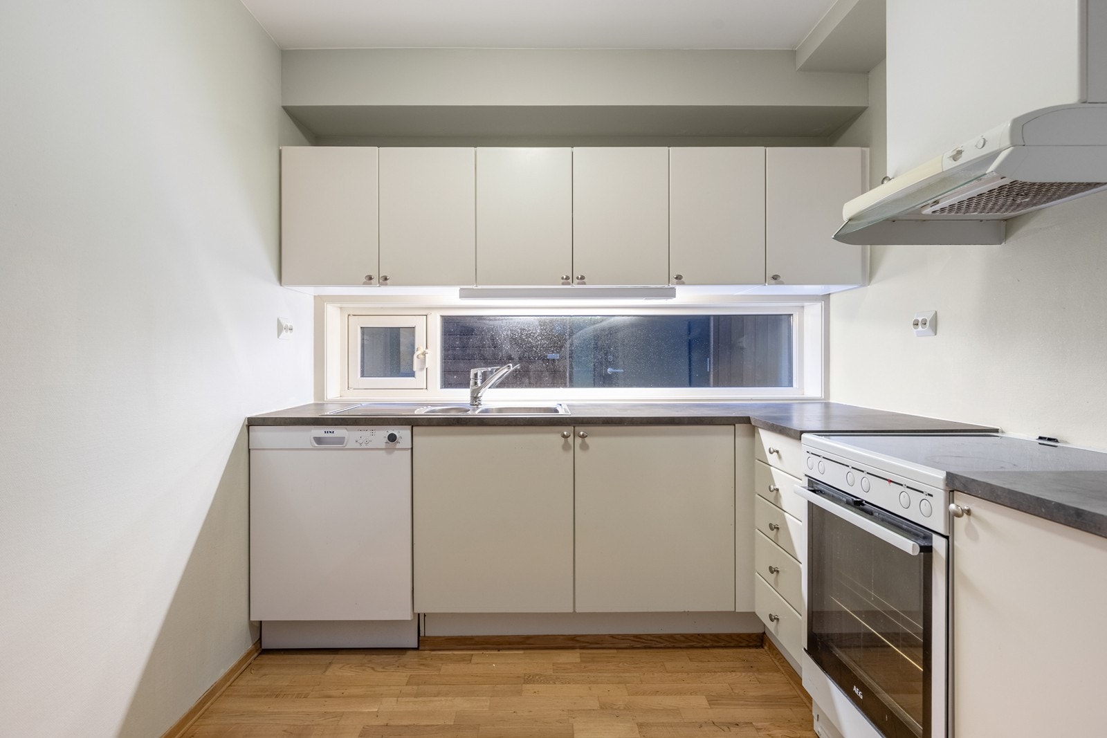 Velfungerende kjøkken komplett med hvitevarer Galleribilde