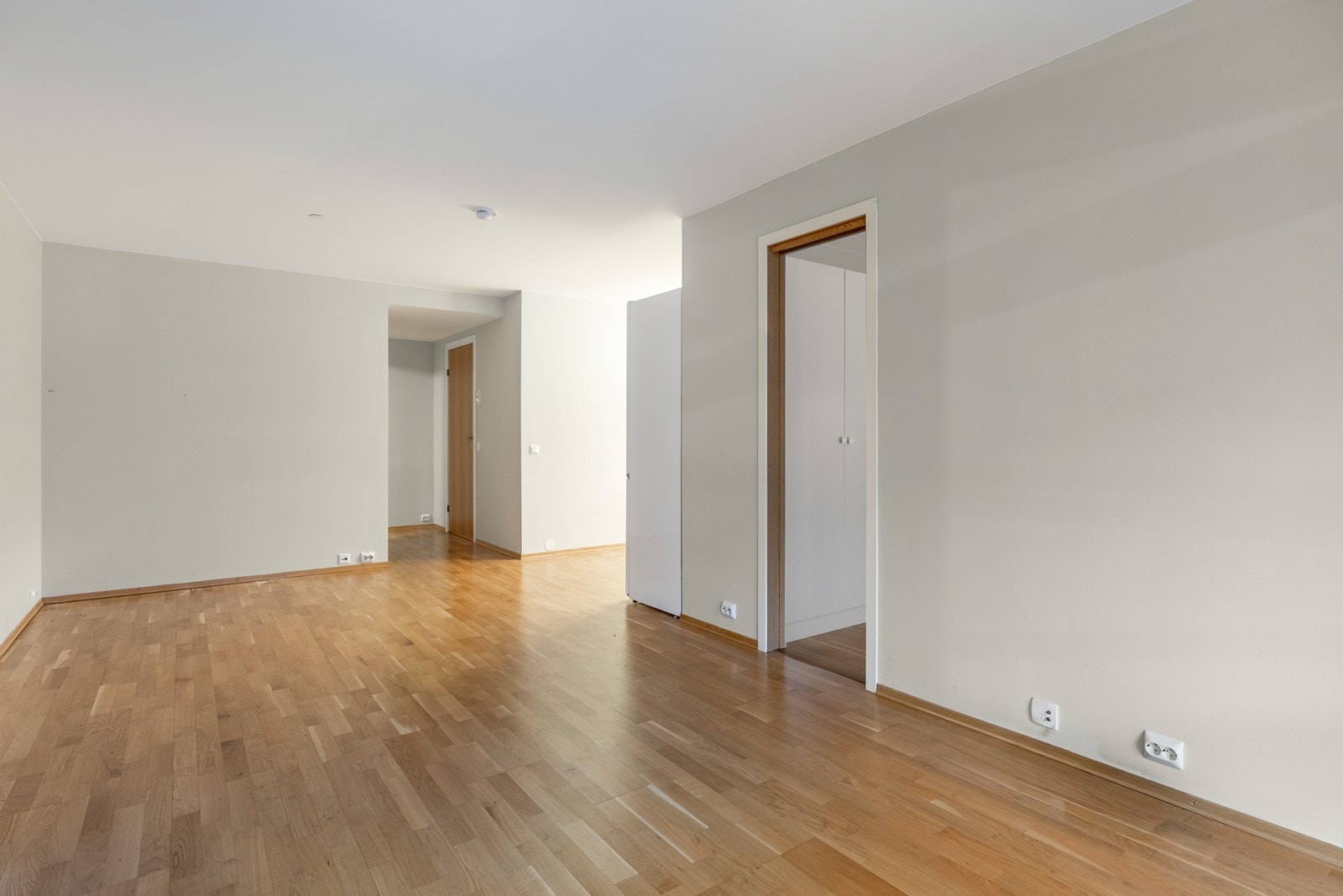 Stuen med åpen løsning til spisestuen og kjøkkenet Galleribilde