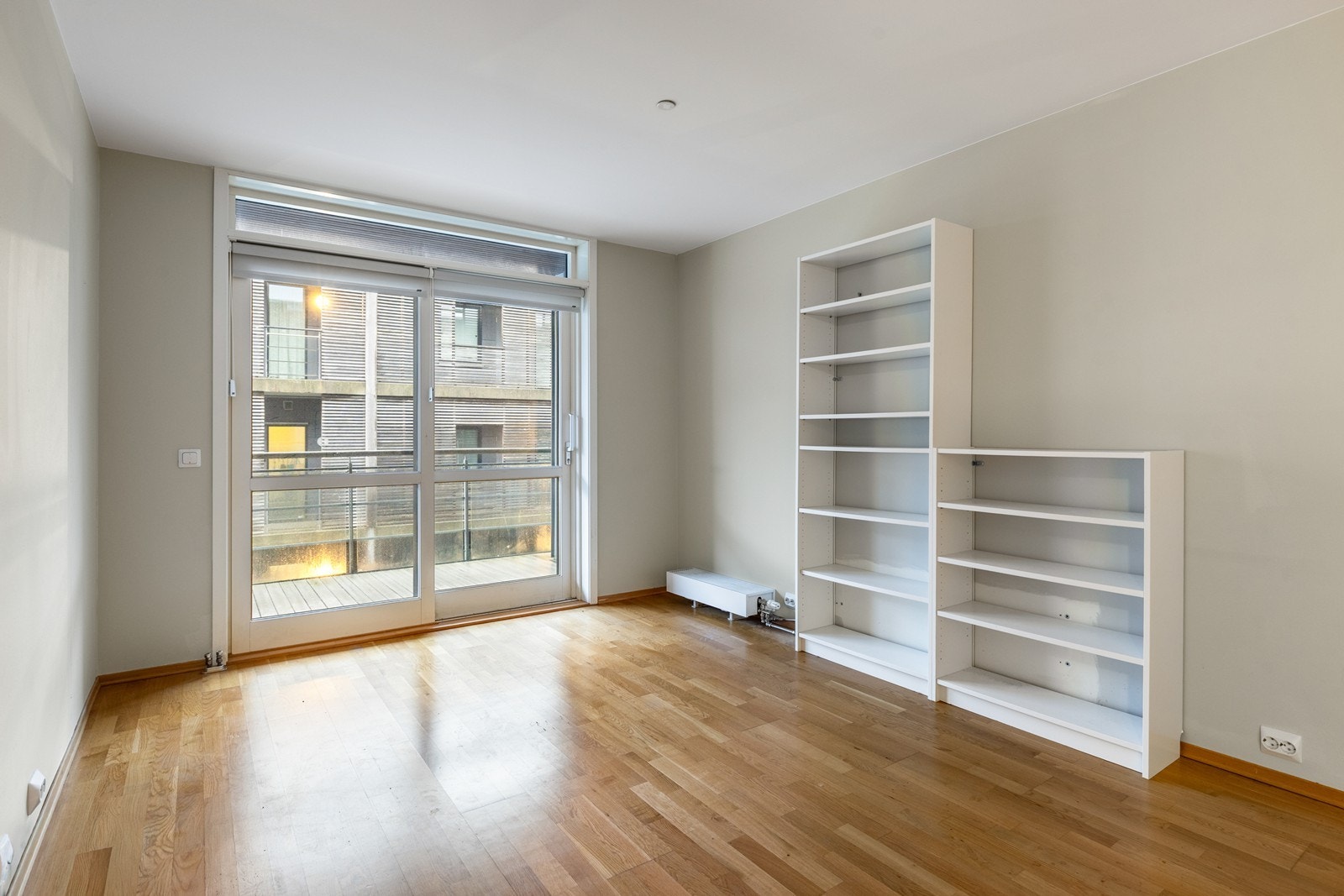 Stuen med direkte utgang til fin veranda og god bod Galleribilde