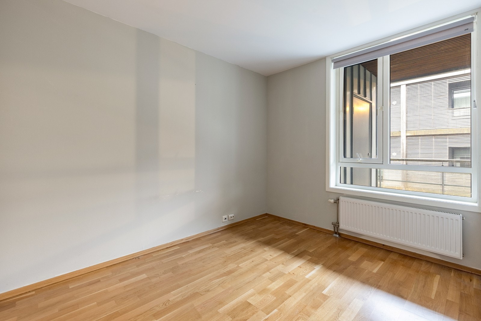 Soverommet med radiator for fjernvarme Galleribilde