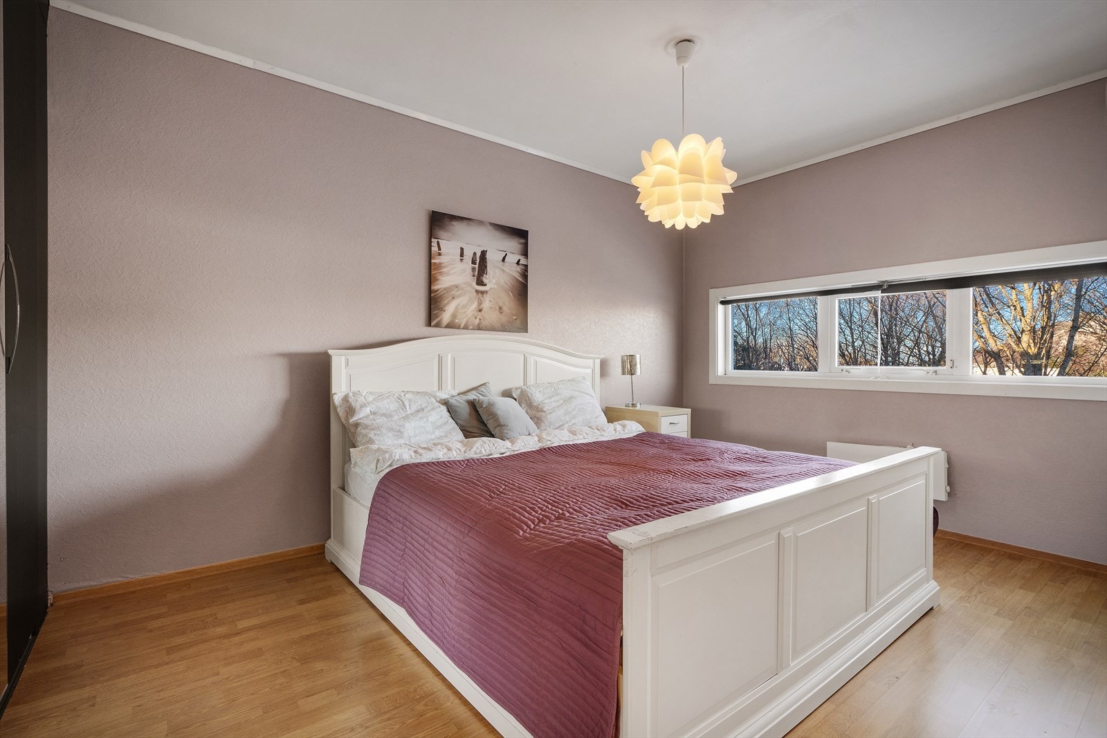 Stort hovedsoverom med god plass til både dobbeltseng og garderobeløsning. Galleribilde