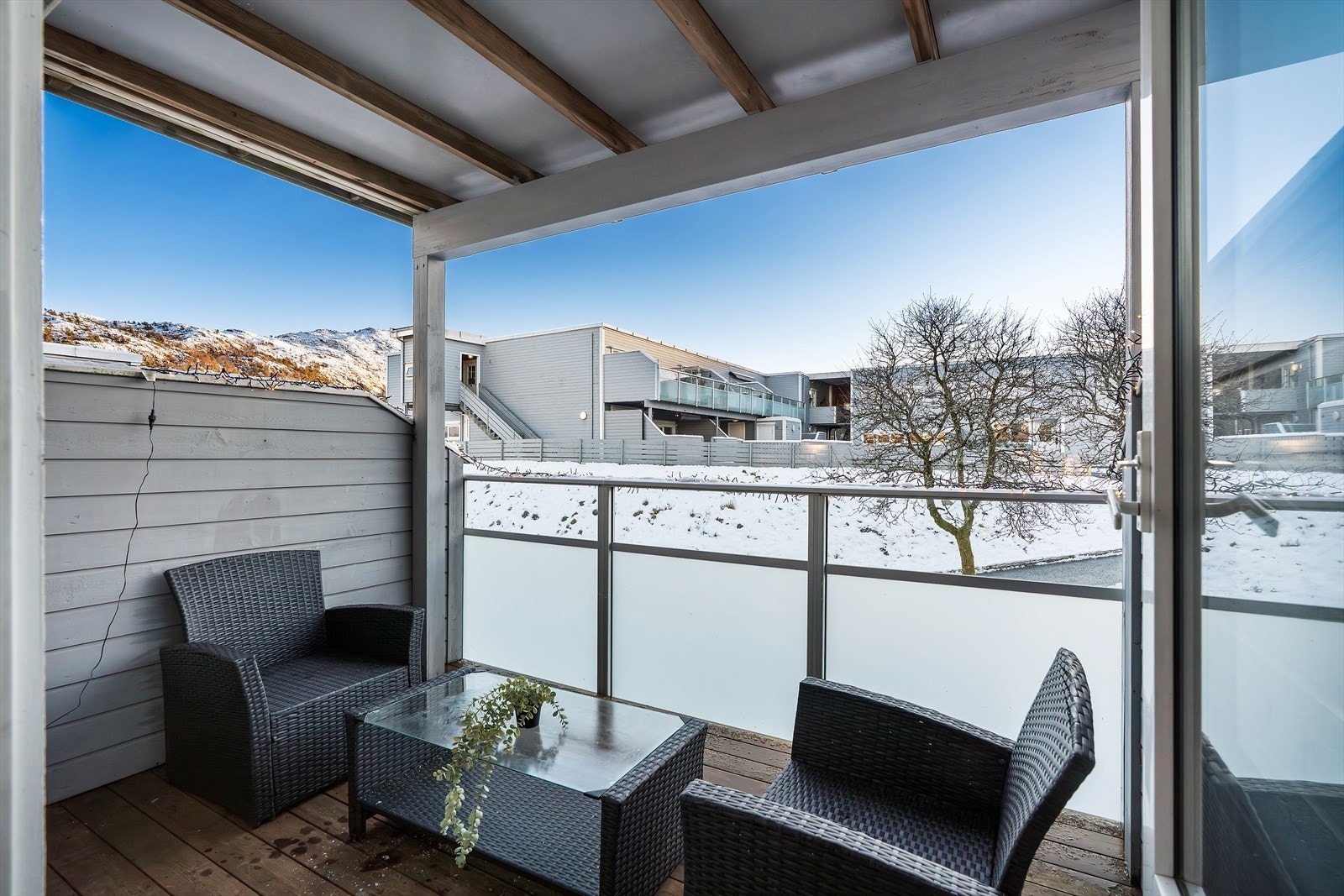 Fra stue er det utgang til terrasse med sol fra tidlig morgen til kveld midtsommers. Galleribilde