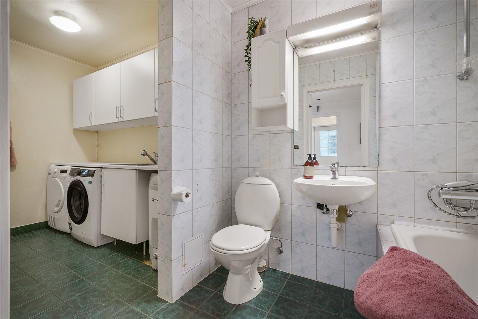 Praktisk løsning med vaskerom innenfor bad. Galleribilde