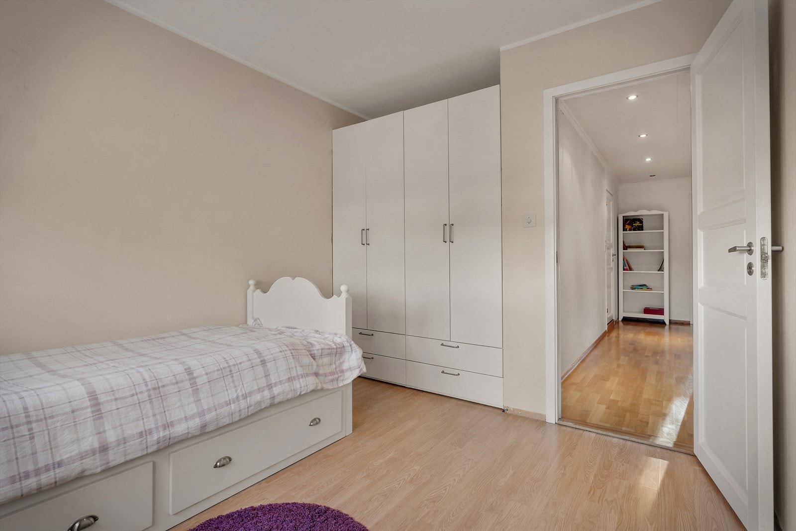 Det er også her garderobeløsning og plass til dobbeltseng. Galleribilde