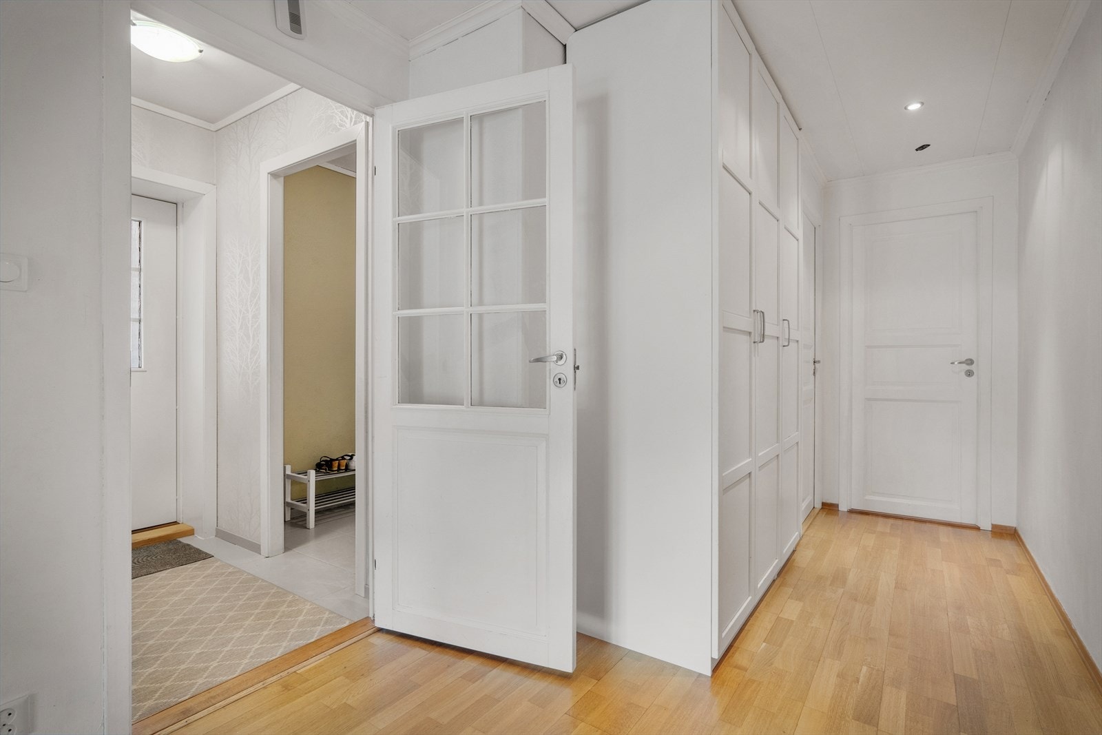 Videre kommer du inn i gangen som leder deg naturlig videre igjennom leiligheten. Galleribilde