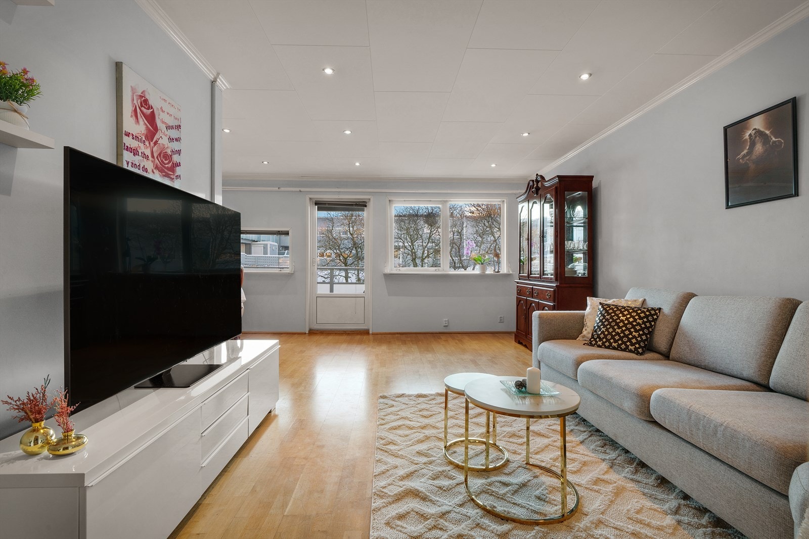 Downlights i tak og utgang til terrasse. Stue er romslig med god plass til sofa og spisegruppe. Galleribilde