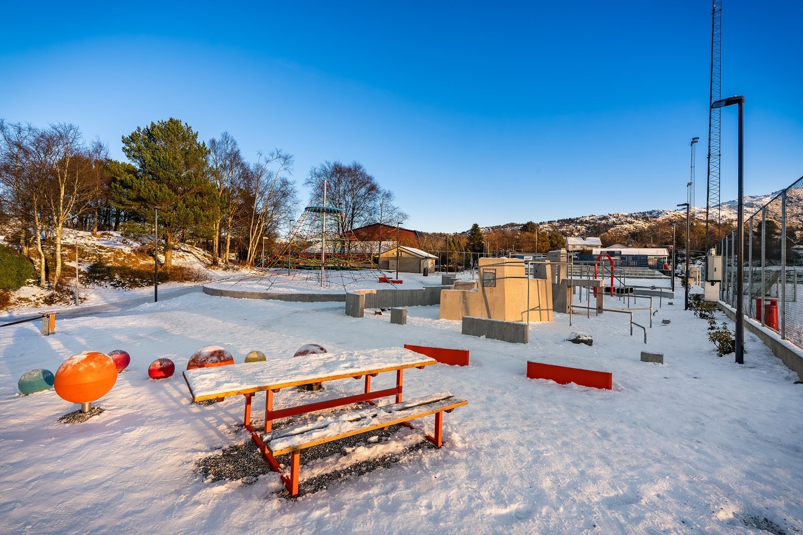 En plass, som er godt tilrettelagt for trygg og sosial oppvekst. Galleribilde