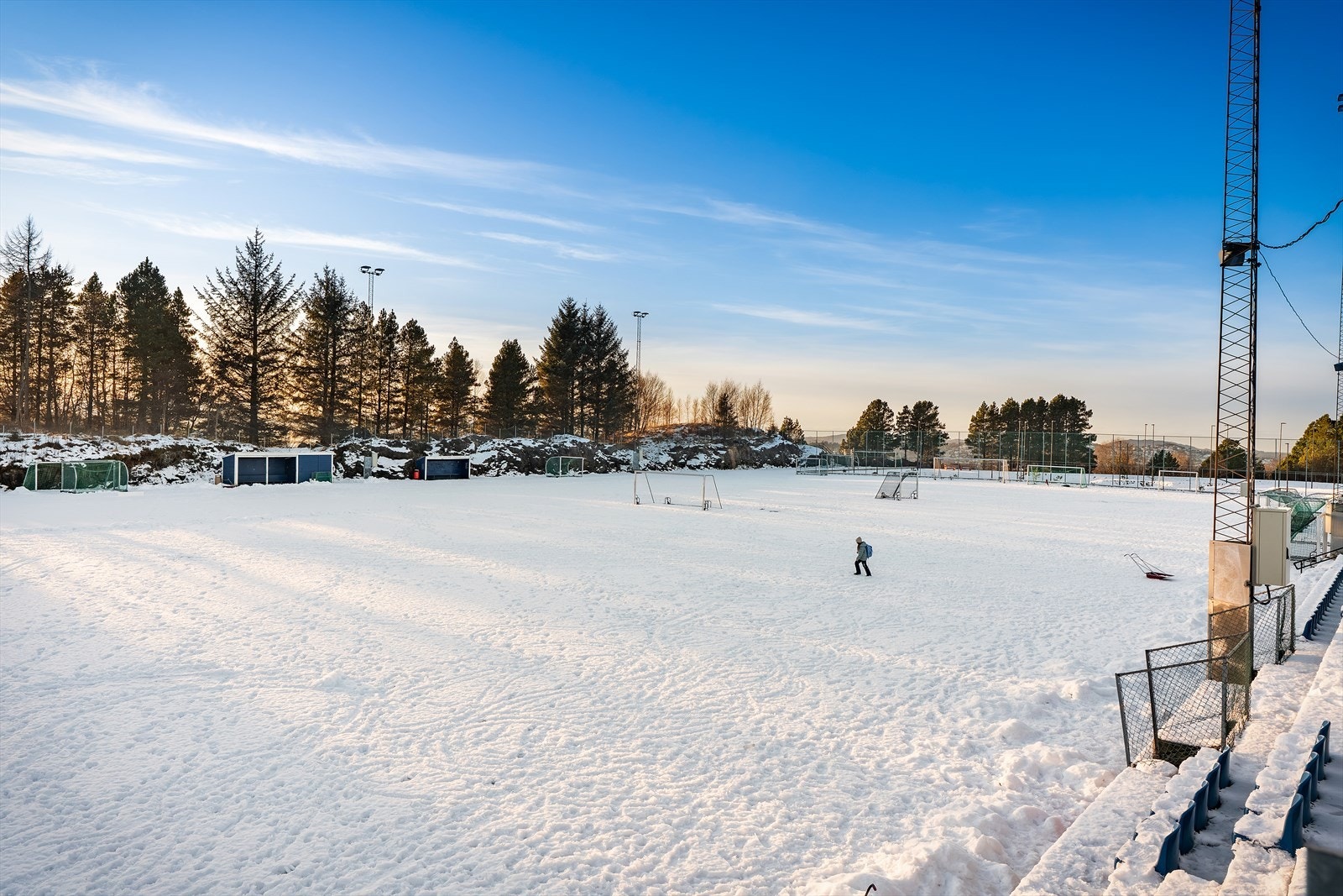 Gangavstand til Olsvik idrettspark som byr på blant annet fotballbane Galleribilde