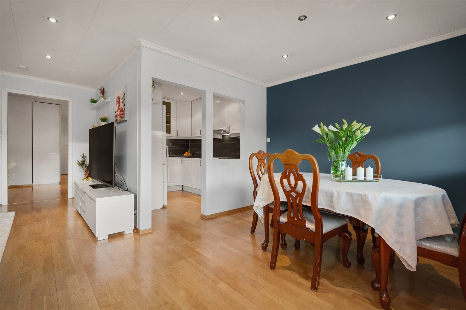 Downlights i tak i både stue og kjøkkendel. Galleribilde