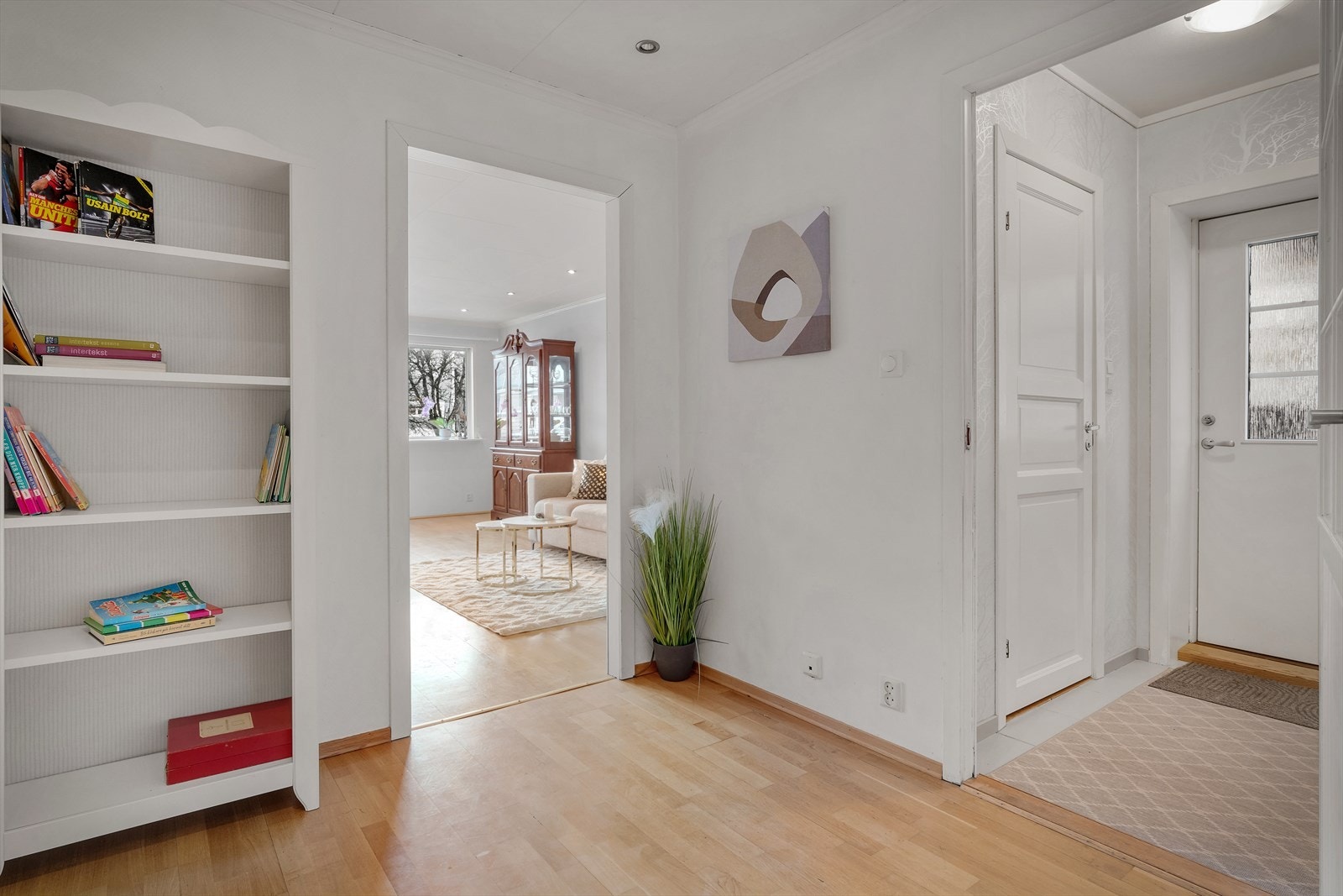 Leiligheten er gjennomgående med lys fra begge sider. Dette gir godt med naturlig lys. Galleribilde