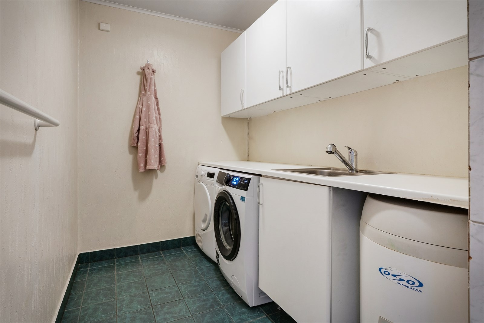 Vaskerommet har god lagringsplass og mye benkeplass. Galleribilde