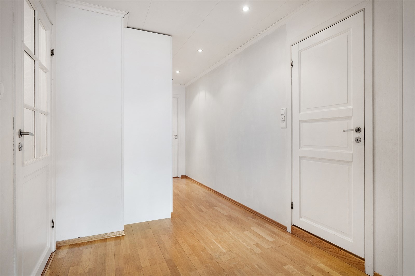 Praktisk planløsning hvor soverommene er i motsatte ende av stue og oppholdsareal. Galleribilde